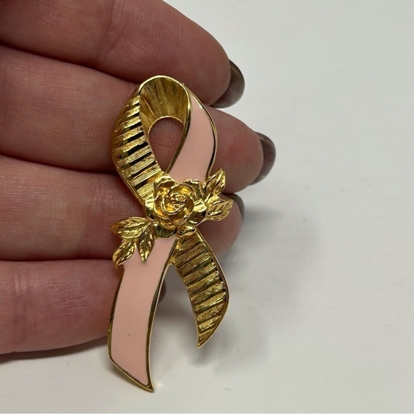 Vintage Avon Pink Breast Cancer Ribbon with Gold Tone Rose Detail Lapel Pin - Picture 2 of 6